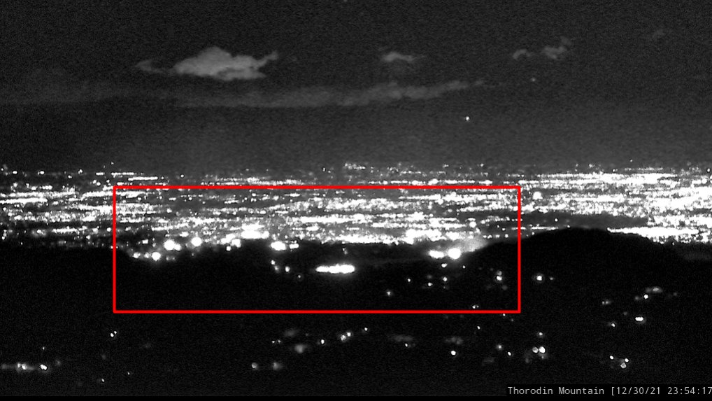 Colorado: MarshallFire (Superior/Louisville) - Structure fires in last 30 mins: 700 block St Andrews Ln + Club Circle, on opposite sides of the golf course. Webcam looking over the fire area showing much less activity