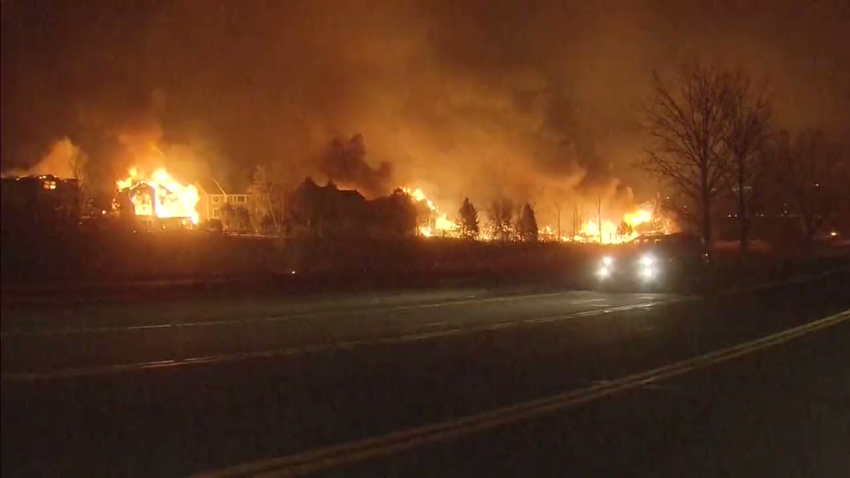 The City Superior sheriff estimates that the fire destroyed about 580 homes and other structures. In Louisville, the fire spread over almost 650 hectares