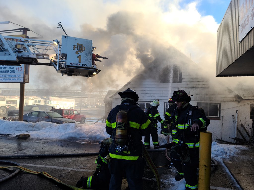 DenverFireDepartment  responded to a home at 2150 W Evans in @NewsEnglewoodCO. Crews faced a flashover on arrival,  and the home is a total loss. Luckily there are no injuries & traffic will be an issue for a while