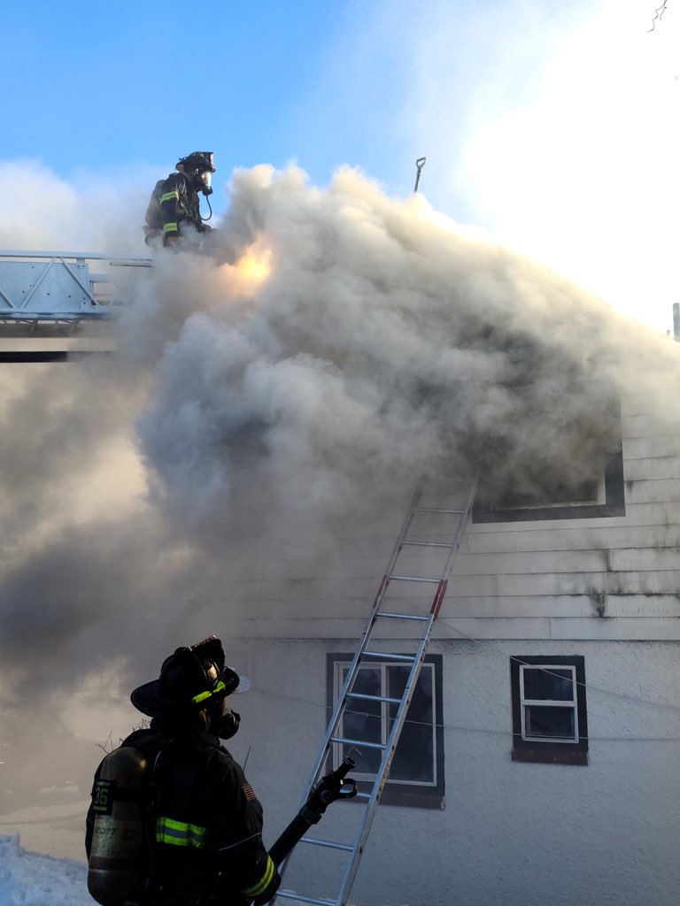 DenverFireDepartment  responded to a home at 2150 W Evans in @NewsEnglewoodCO. Crews faced a flashover on arrival,  and the home is a total loss. Luckily there are no injuries & traffic will be an issue for a while