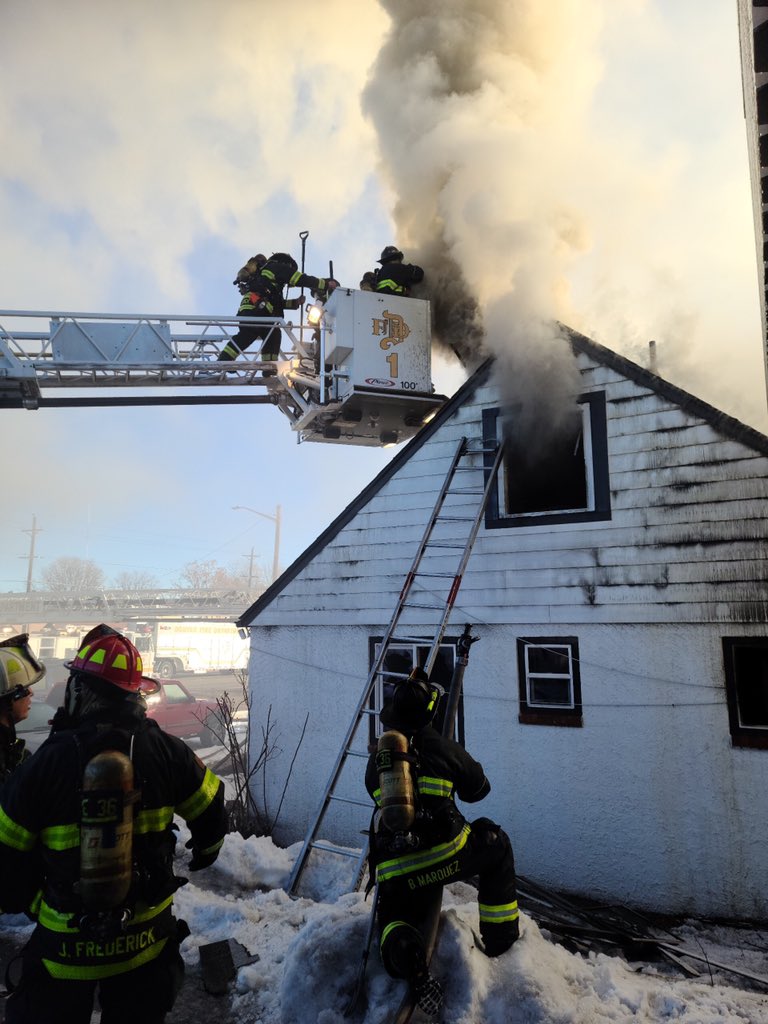 DenverFireDepartment  responded to a home at 2150 W Evans in @NewsEnglewoodCO. Crews faced a flashover on arrival,  and the home is a total loss. Luckily there are no injuries & traffic will be an issue for a while