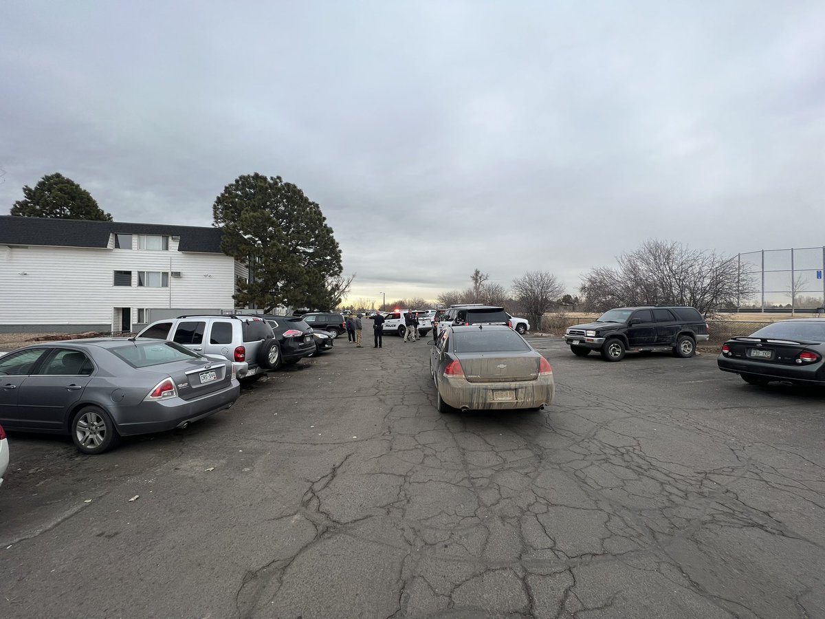 @AuroraPD responding to a shooting at Park Place at Expo Apartments next to Expo Park.  Police say it appears to be a young male. Not a juvenile, still working to verify.  Police talking to potential witnesses on the scene