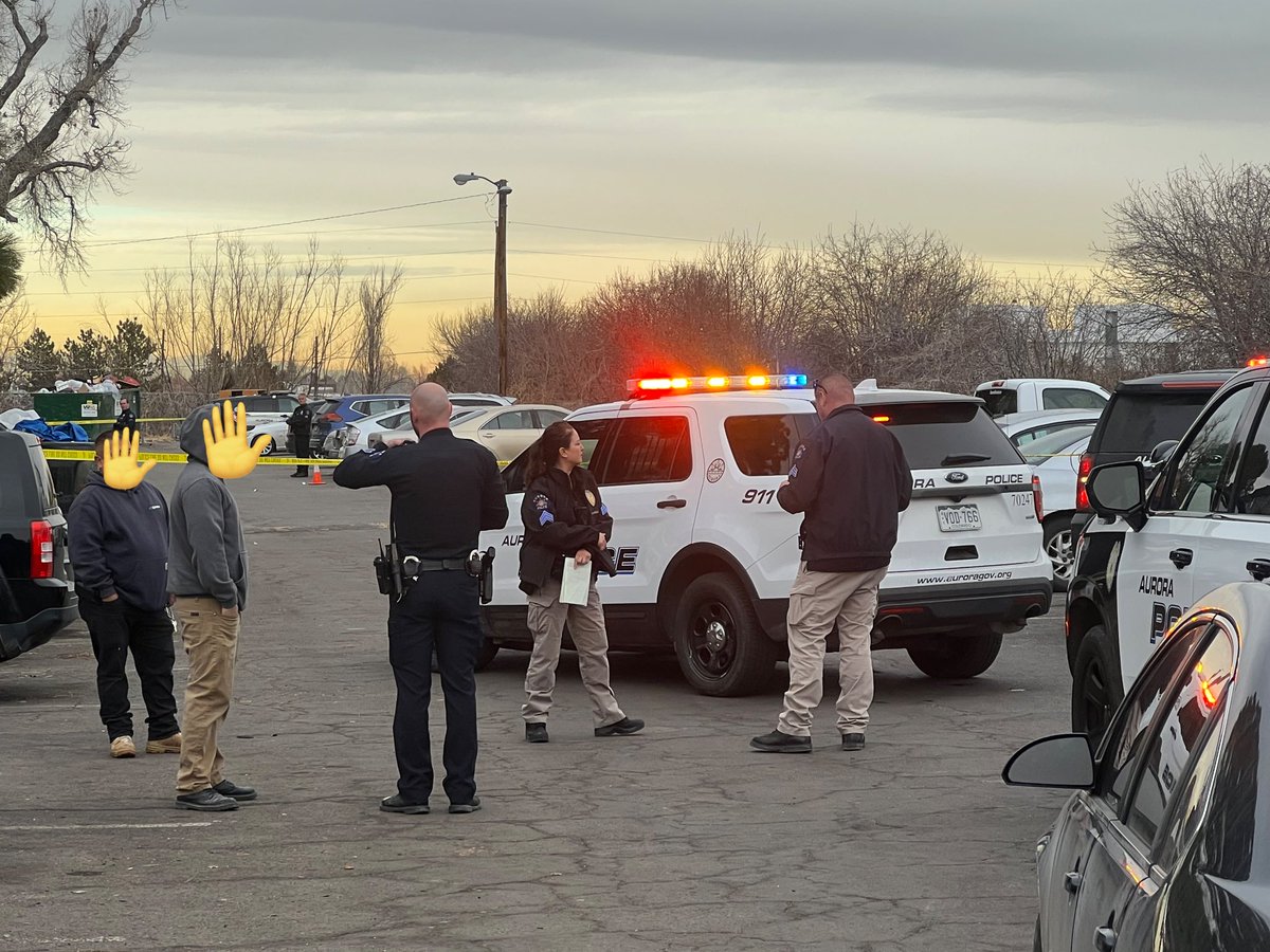 @AuroraPD responding to a shooting at Park Place at Expo Apartments next to Expo Park.  Police say it appears to be a young male. Not a juvenile, still working to verify.  Police talking to potential witnesses on the scene