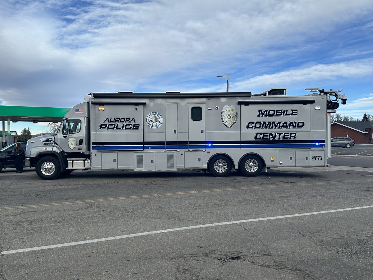 APD There is a large police presence in the 100 block of Del Mar Circle. Police are attempting to apprehend a wanted fugitive with a felony warrant who has locked himself in his vehicle and is refusing to come out. 